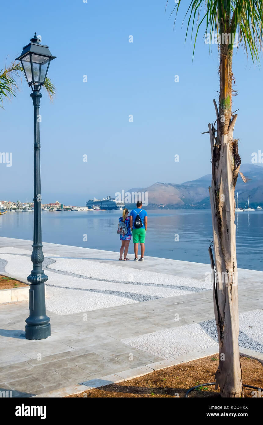 Grecia ARGOSTOLI giovane sul lungomare del porto accanto alla ricerca per le tartarughe caretta,Cefalonia, Cefalonia, Isole Ionie, Grecia. Foto Stock