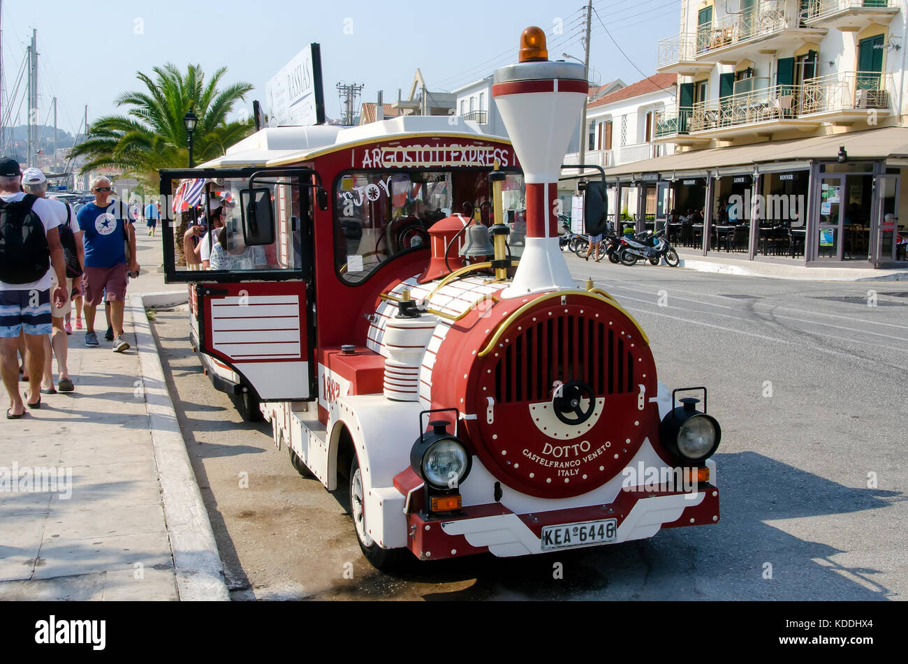Red Argostoli Express treno turistico fermo sulla strada, Argostoli, Cefalonia, Cefalonia, Isole Ionie, Grecia. Foto Stock