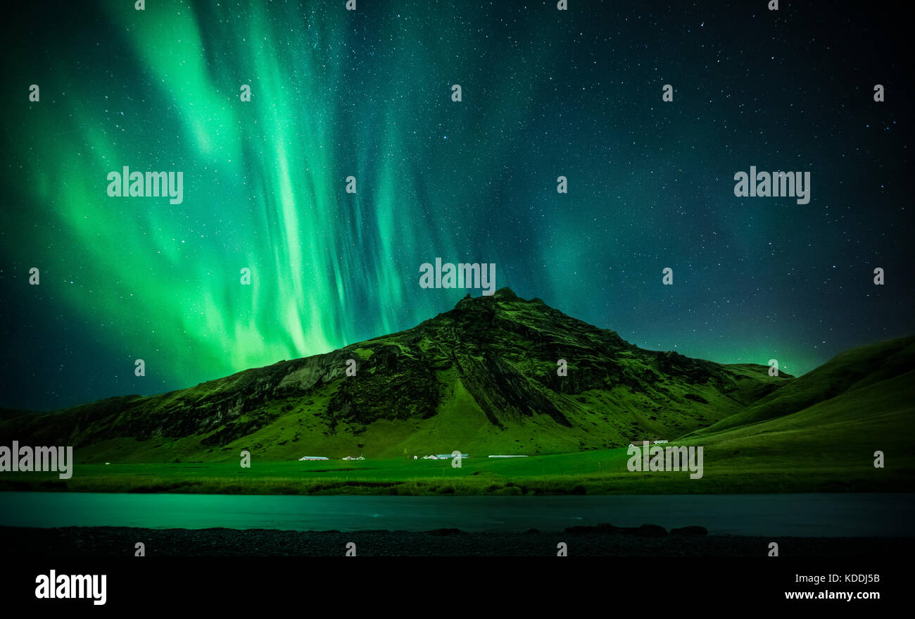 Luci del nord (Aurora Boreale) sulla montagna a Skogar, Islanda Foto Stock