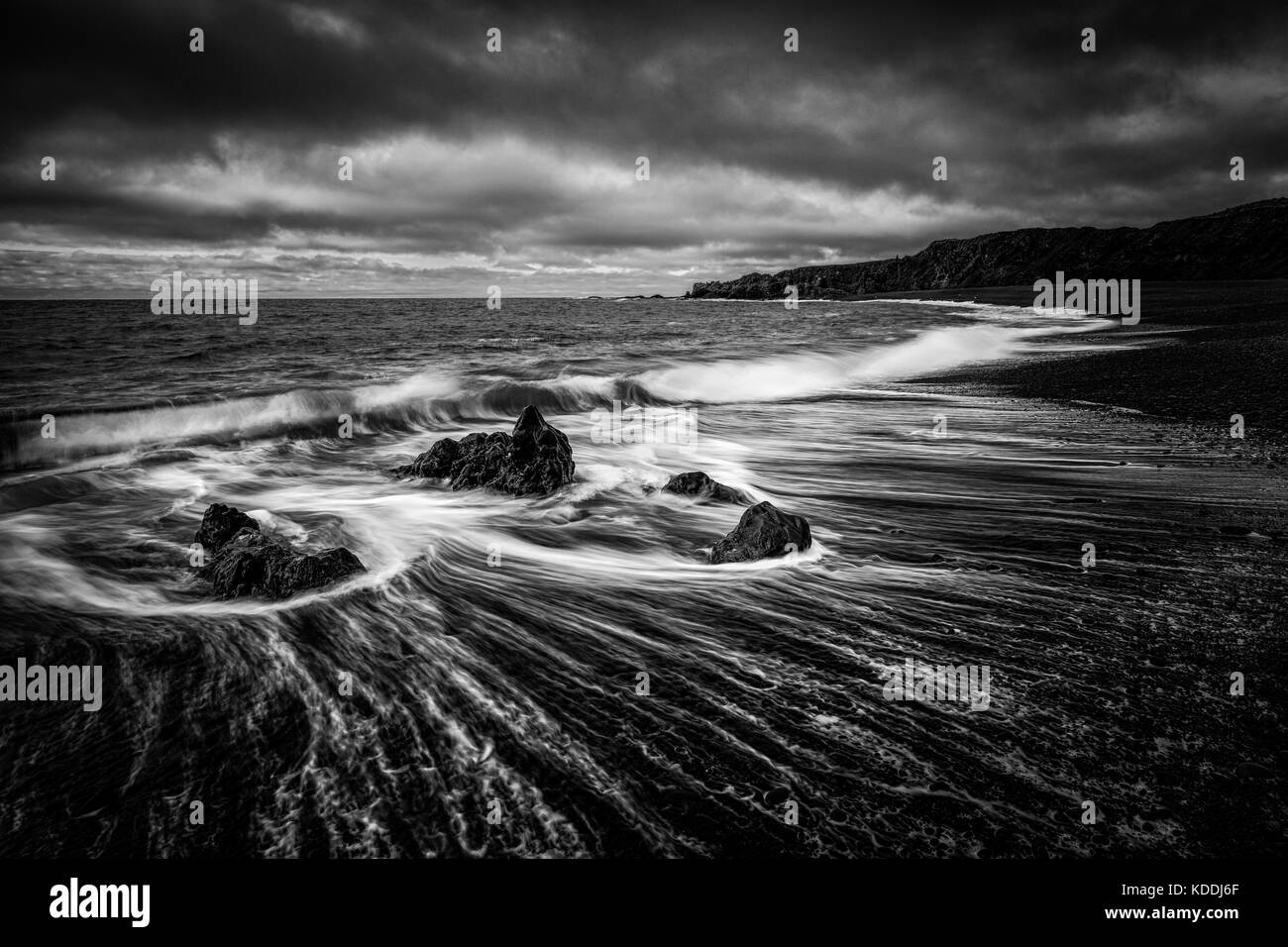 Lungo la costa di esposizione a immagine Dritvik spiaggia vicino Djupalonssandur, Islanda Foto Stock