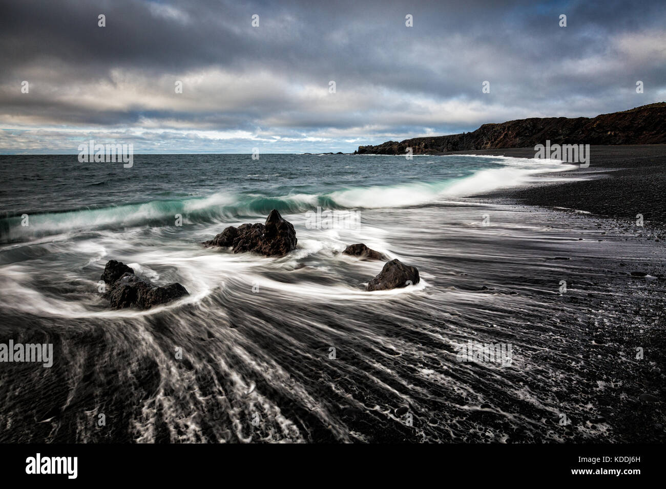 Lungo la costa di esposizione a immagine Dritvik spiaggia vicino Djupalonssandur, Islanda Foto Stock