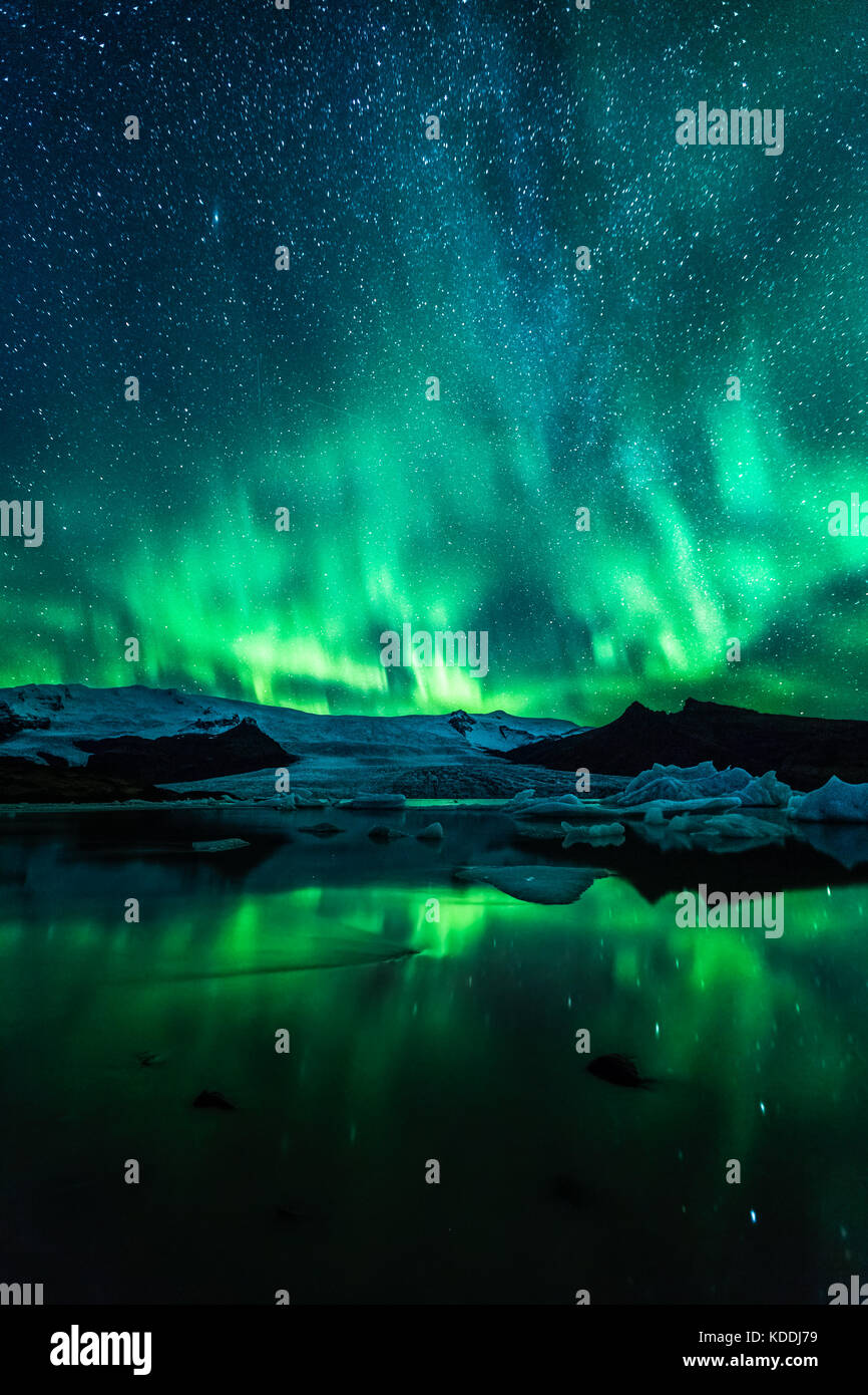 Luci del nord (Aurora Boreale Fjallsarlon su ghiacciaio e laguna in Islanda Foto Stock