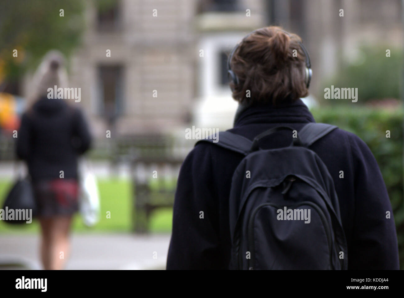 Giovane uomo culmi fuori fuoco ragazza visto da dietro Foto Stock