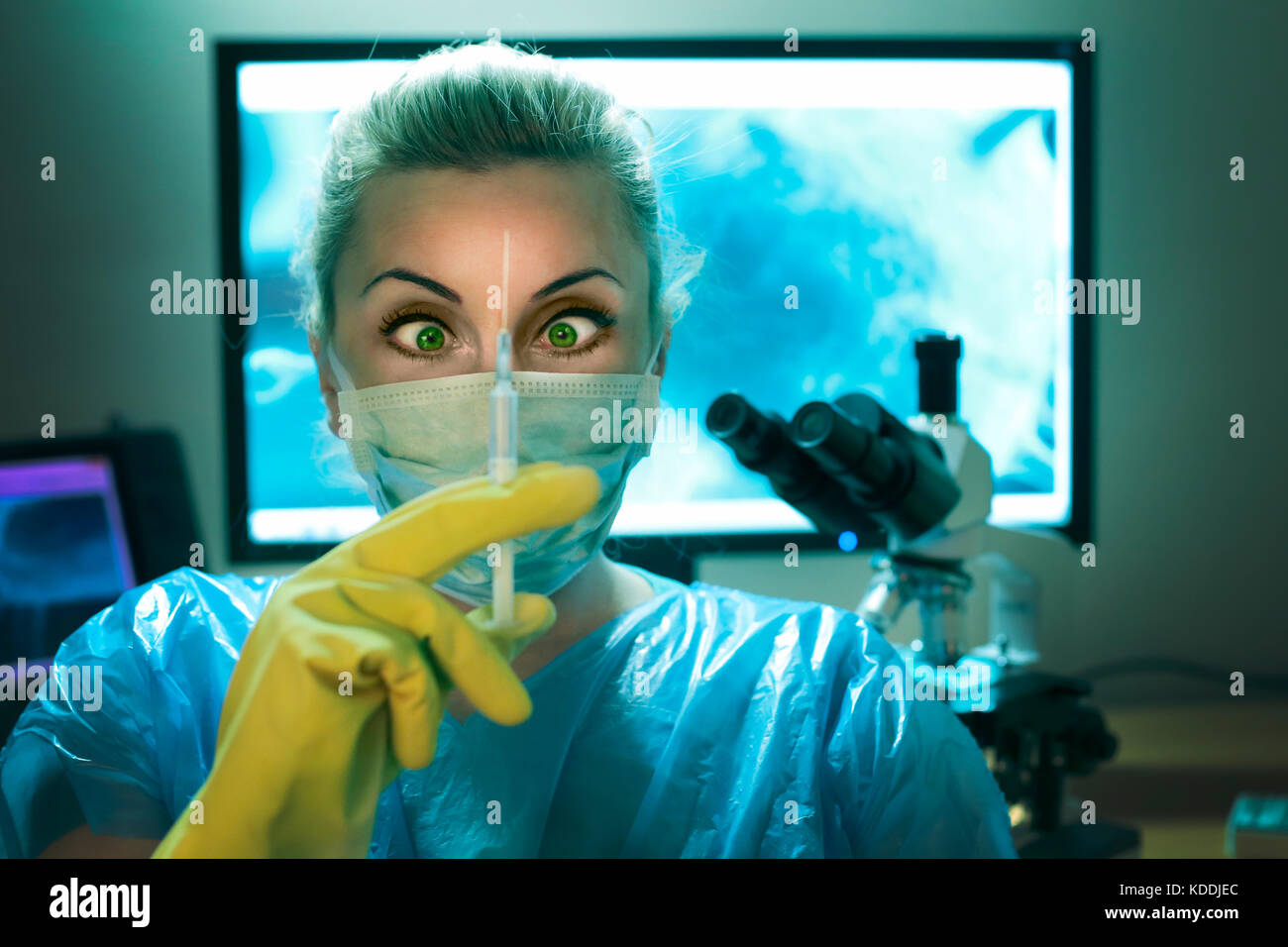 Lo scienziato pazzo è tenendo la siringa in laboratorio Foto Stock