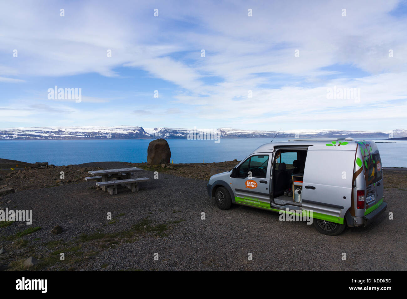 Camper in sosta lungo la Strada Statale 61 con vista sul fiordo Ísafjarðardjúp, Westfjords, Islanda. Foto Stock