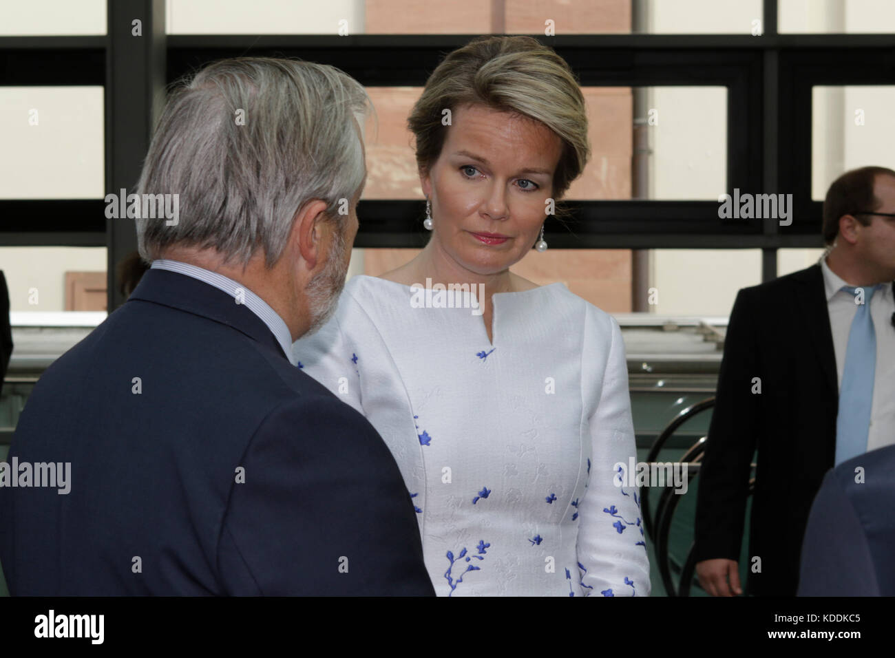 Francoforte, Germania. Xii oct, 2017. regina mathilde del Belgio in visita fiera del libro di Francoforte. fiera del libro di Francoforte 2017 è la più grande fiera del libro con più di 7.000 espositori e oltre 250.000 visitatori attesi. è aperto dal XI al XV ottobre con gli ultimi due giorni essendo aperto al pubblico in generale. Credito: Michael debets/Pacific press/alamy live news Foto Stock