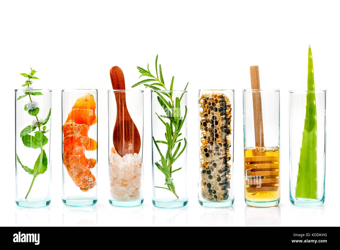 La bottiglia di vetro in casa di cura per la pelle e scrub corpo con ingredienti naturali aloe vera ,Sale Himalayano ,menta piperita ,rosmarino,curcuma e miele iso Foto Stock