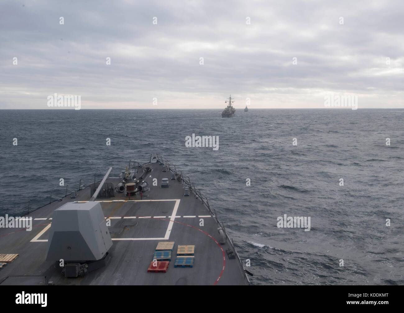 Barca a vela attraverso le acque Foto Stock