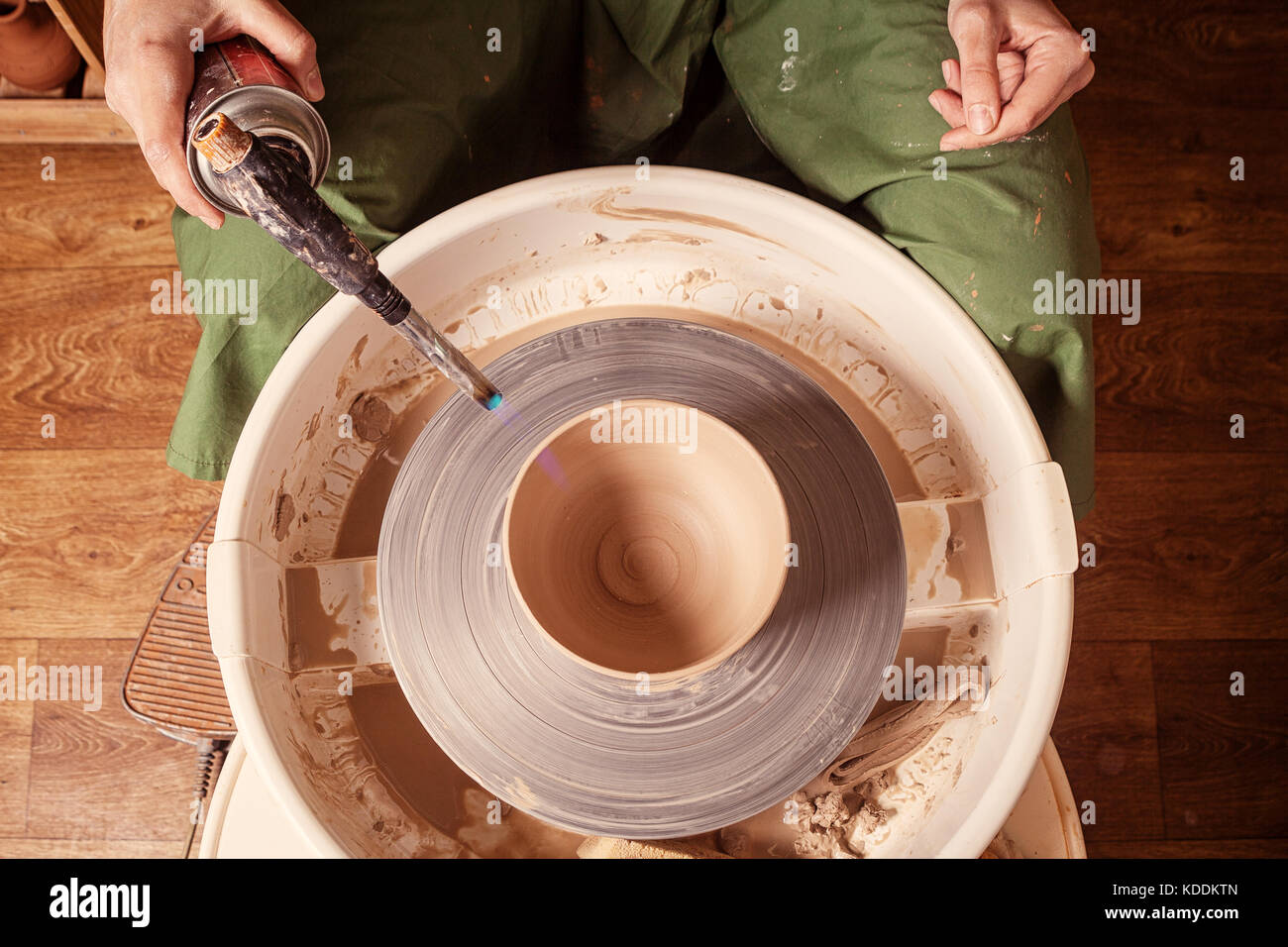 Vasaio femmina che forma un vaso da argilla in un laboratorio di ceramica,  Germania Foto stock - Alamy