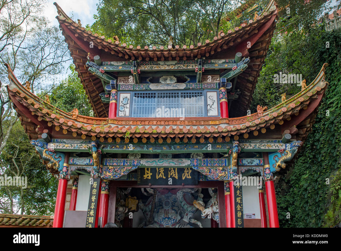 Piccolo tempio sul percorso verso la porta del dragone, West Hills, Kunming, Yunnan, Cina Foto Stock