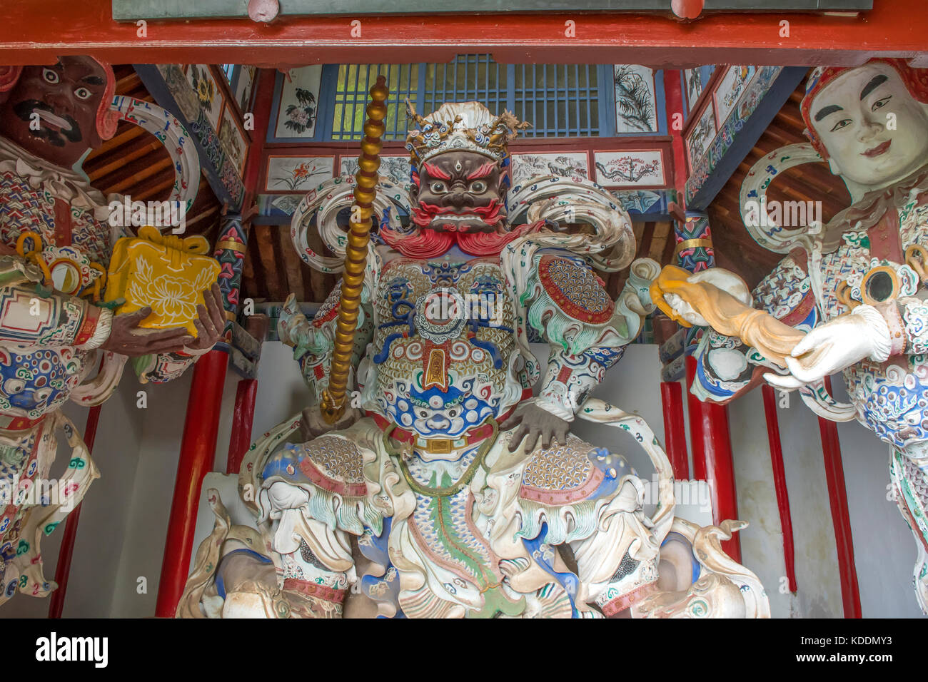 All'interno di piccolo tempio sul percorso verso la porta del dragone, West Hills, Kunming, Yunnan, Cina Foto Stock