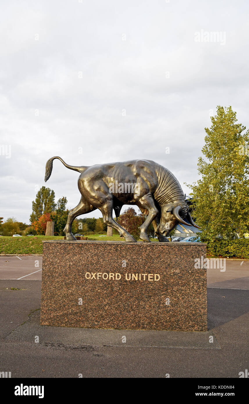 Oxford Oxfordshire Regno Unito - Oxford ha Unito il Kassam Stadium con una statua di tori di bue di bronzo all'esterno Foto Stock