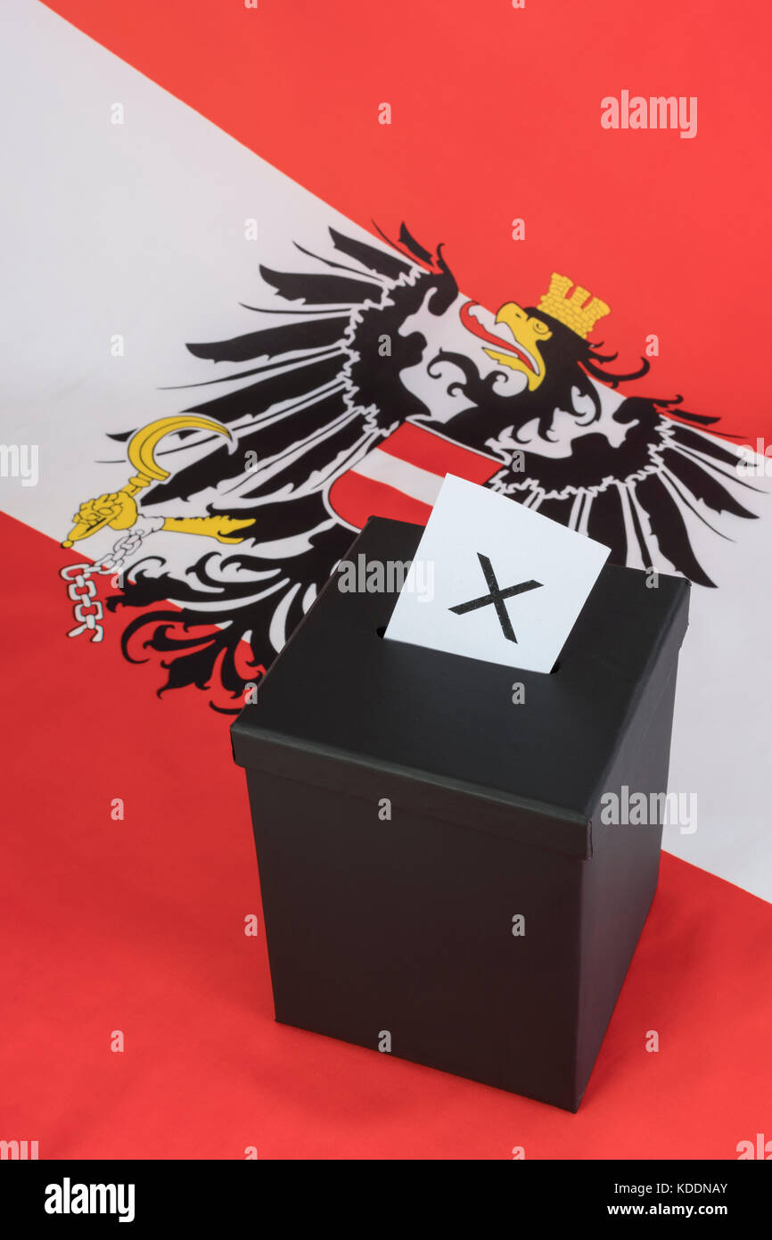 Bandiera austriaca e rappresentanza delle urne e del documento di voto - metafora delle elezioni generali austriache. Foto Stock