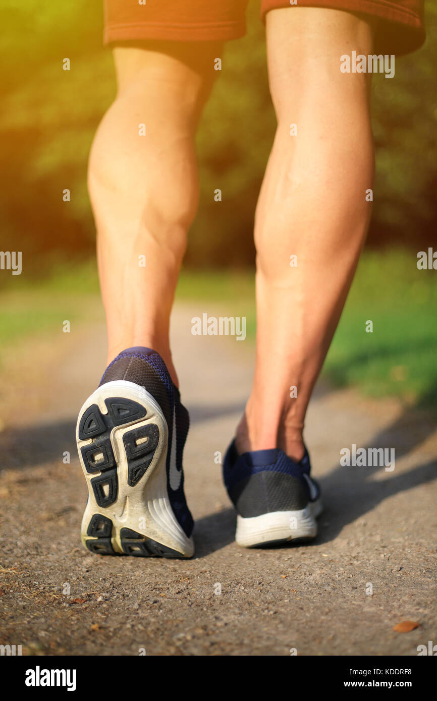 Scarpe da corsa durante il jogging allenamento sportivo fitness formato verticale Foto Stock