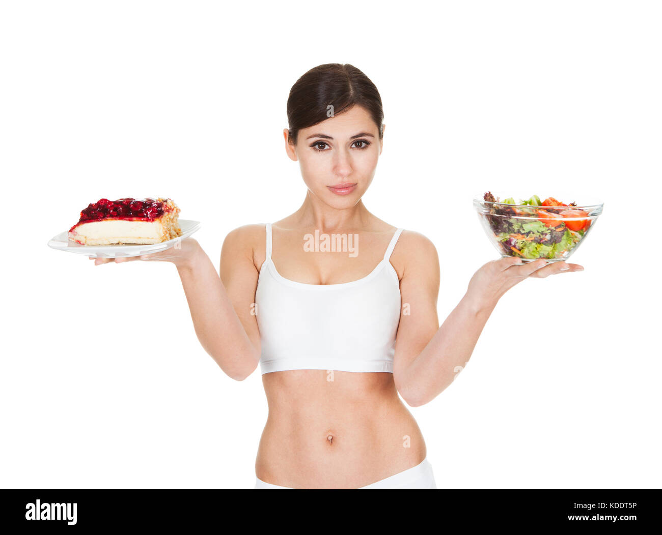 Giovane donna Torta di contenimento e insalata su sfondo bianco Foto Stock