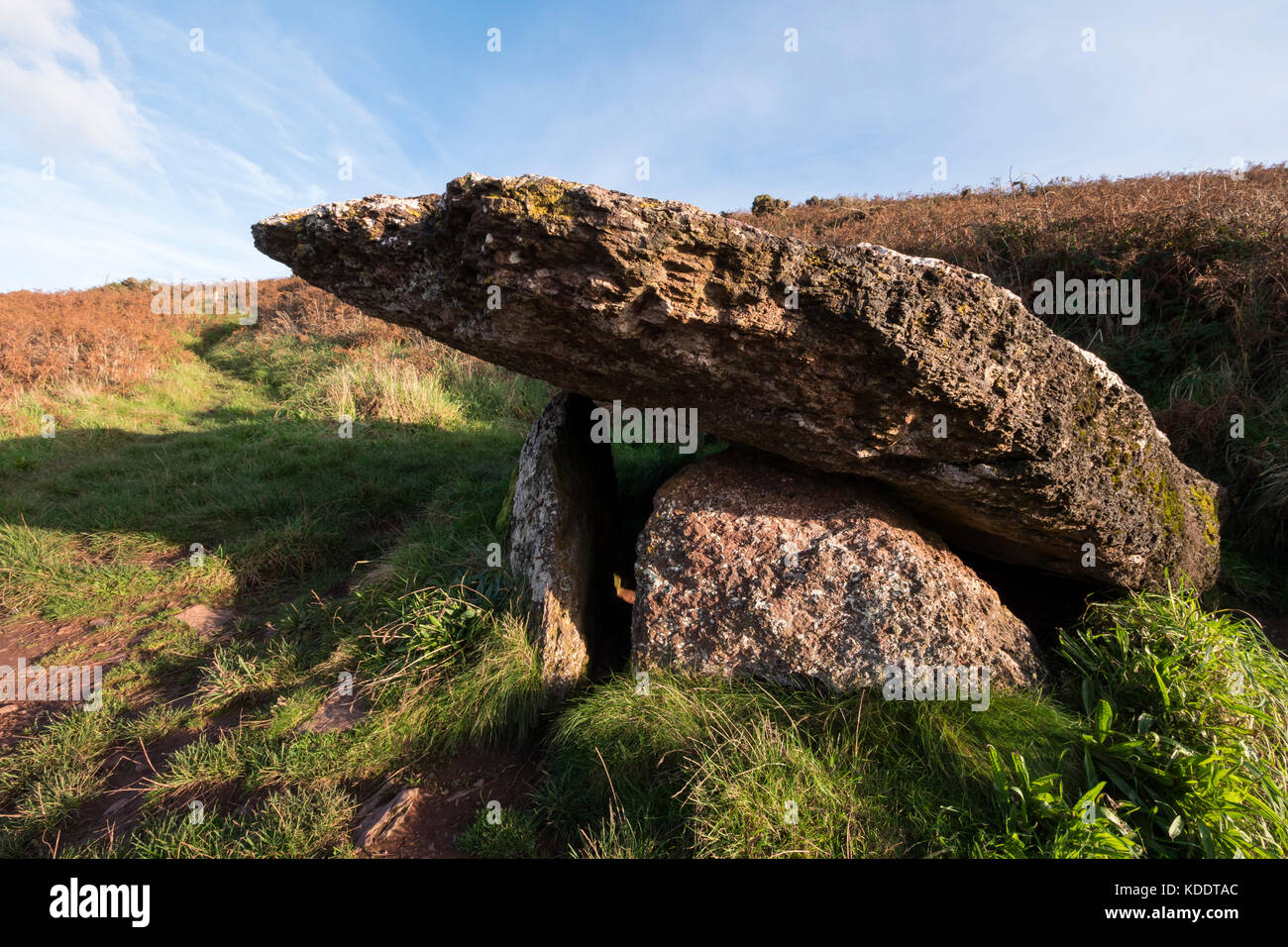 Camera di sepoltura King Quoit Manorbier Pembrokeshire Coast National Park Pembrokeshire Galles Foto Stock
