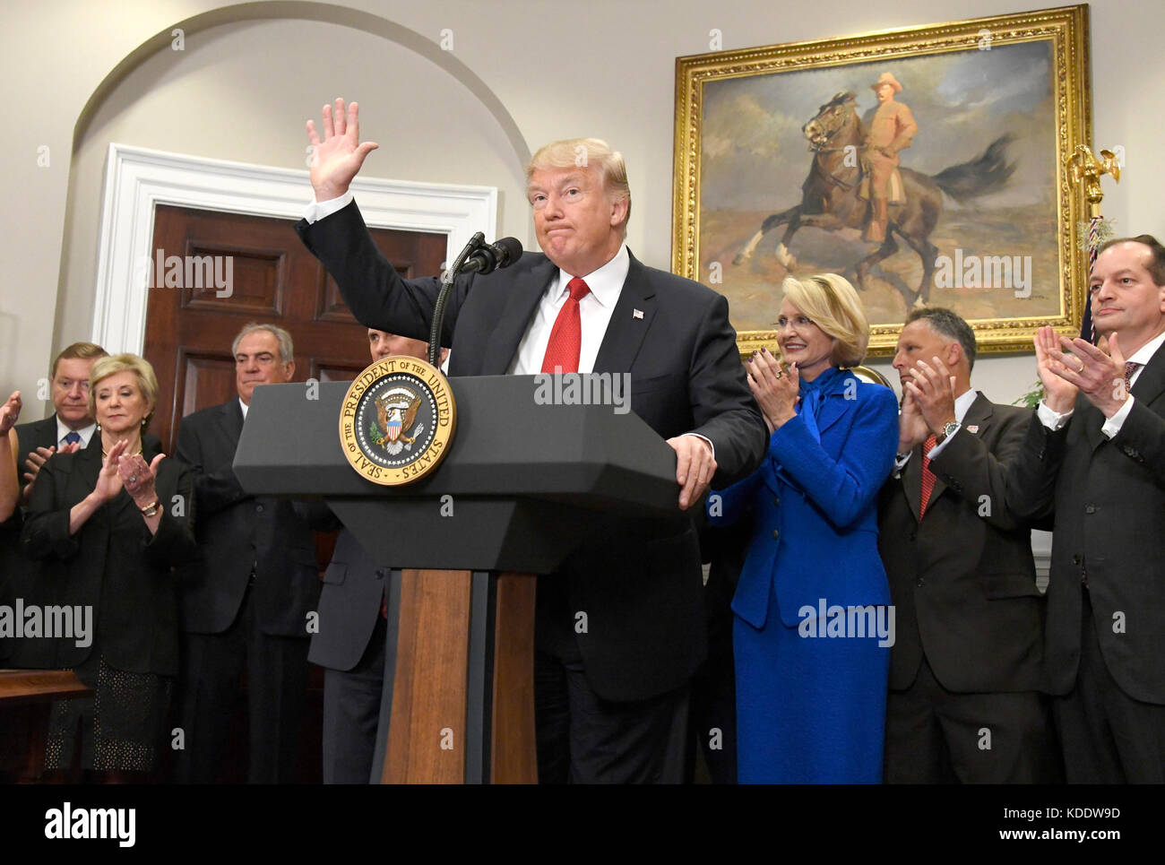 Washington, DC, USA. 12th ottobre 2017. Il presidente degli Stati Uniti Donald J. Trump si è espresso dopo aver fatto delle osservazioni prima di firmare un Ordine esecutivo per promuovere la scelta e la competizione sanitaria nella Roosevelt Room of the White House di Washington, DC, giovedì 12 ottobre 2017. Il controverso piano del Presidente è stato concepito per rendere i piani di assicurazione malattia a basso livello più ampiamente disponibili. Credit: Mediapunch Inc/Alamy Live News Foto Stock