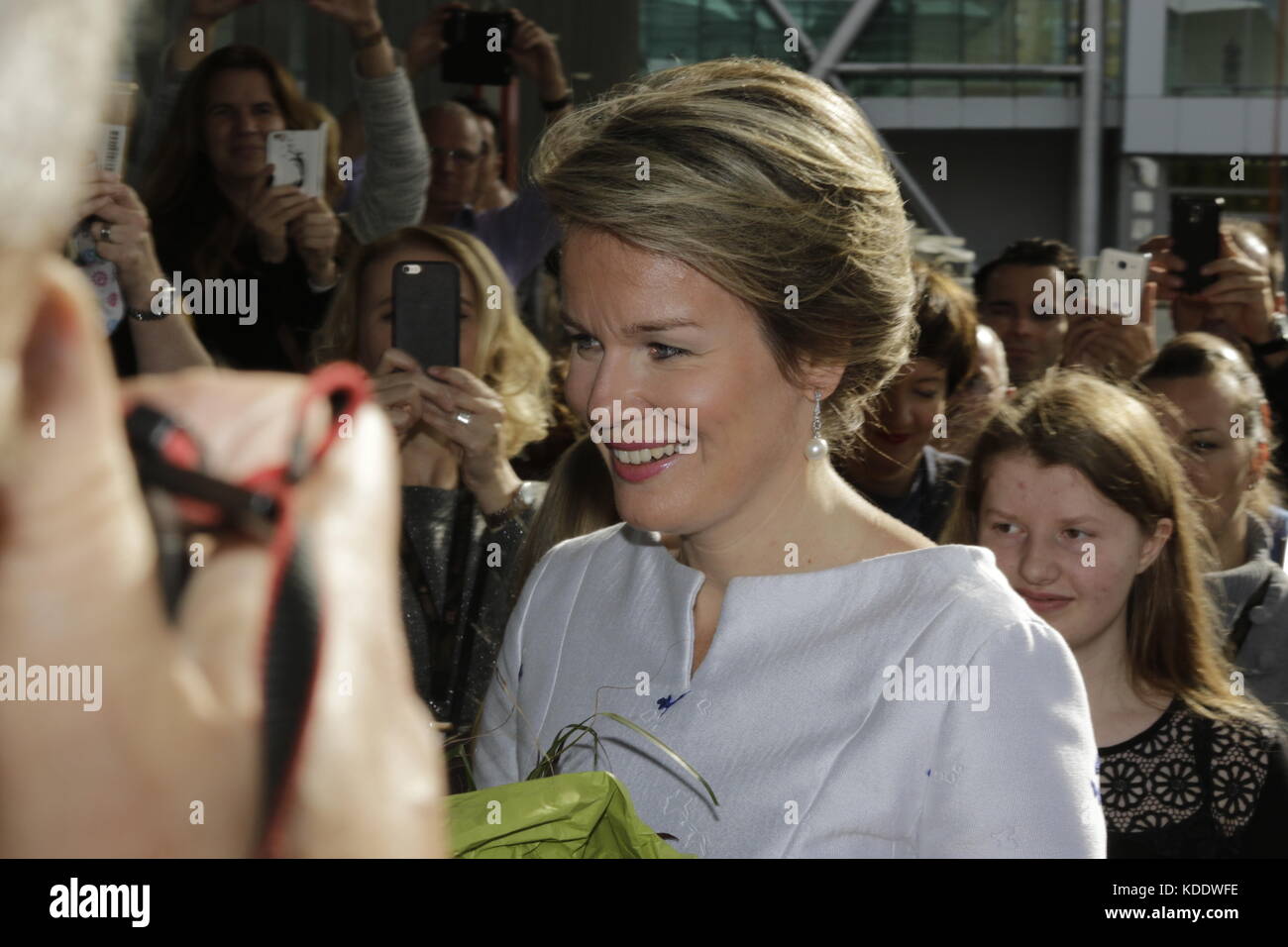 Francoforte, Germania. Xii ottobre 2017. regina mathilde del Belgio in visita fiera del libro di Francoforte. fiera del libro di Francoforte 2017 è la più grande fiera del libro con più di 7.000 espositori e oltre 250.000 visitatori attesi. è aperto dal XI al XV ottobre con gli ultimi due giorni essendo aperto al pubblico in generale. Credito: Michael debets/alamy live news Foto Stock