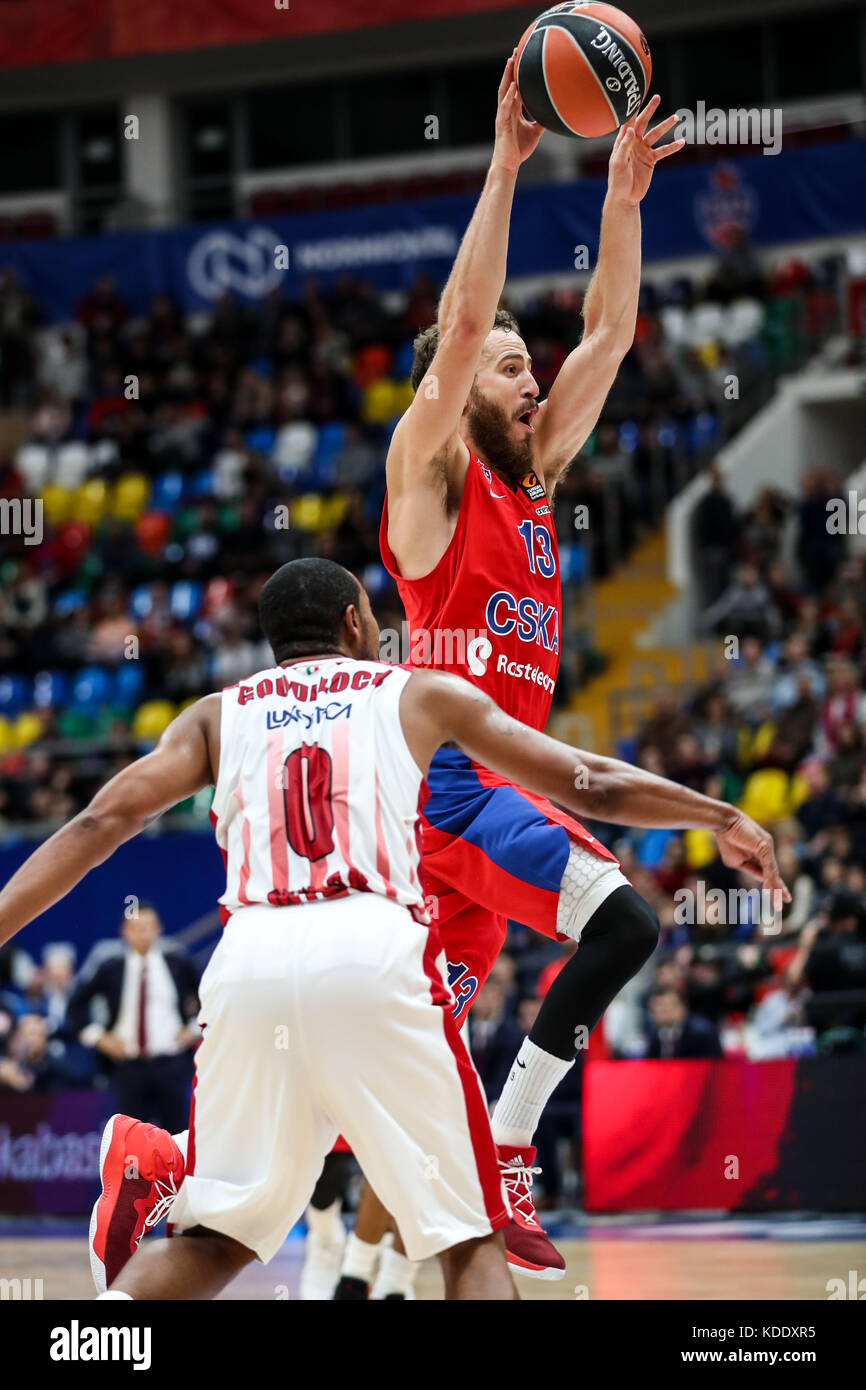 Mosca, Russia. 12 ottobre 2017. Sergio Rodriguez (R) del CSKA Mosca passa la palla durante la partita di basket dell'Eurolega tra CSKA Mosca e AX Armani Exchange Olimpia Milan a Mosca, Russia, il 12 ottobre 2017. CSKA Mosca ha vinto 93-84. Crediti: Wu Zhuang/Xinhua/Alamy Live News Foto Stock