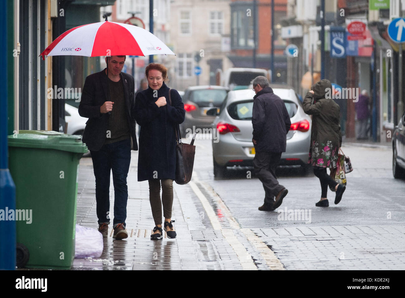 Aberystwyth Wales UK, Venerdì 13 Ottobre 2017 UK tempo: Sfortunato per alcuni , Venerdì il 13th è un giorno coperto, bagnato e ventoso in Aberystwyth Wales. Il tempo è previsto per migliorare nel corso del fine settimana, con un pennacchio di aria calda che soffia dal continente, con una possibilità di temperature nei bassi 20 ° celsius in parti del sud e sud mangia dell'Inghilterra Foto © Keith Morris / Alamy Live News Foto Stock