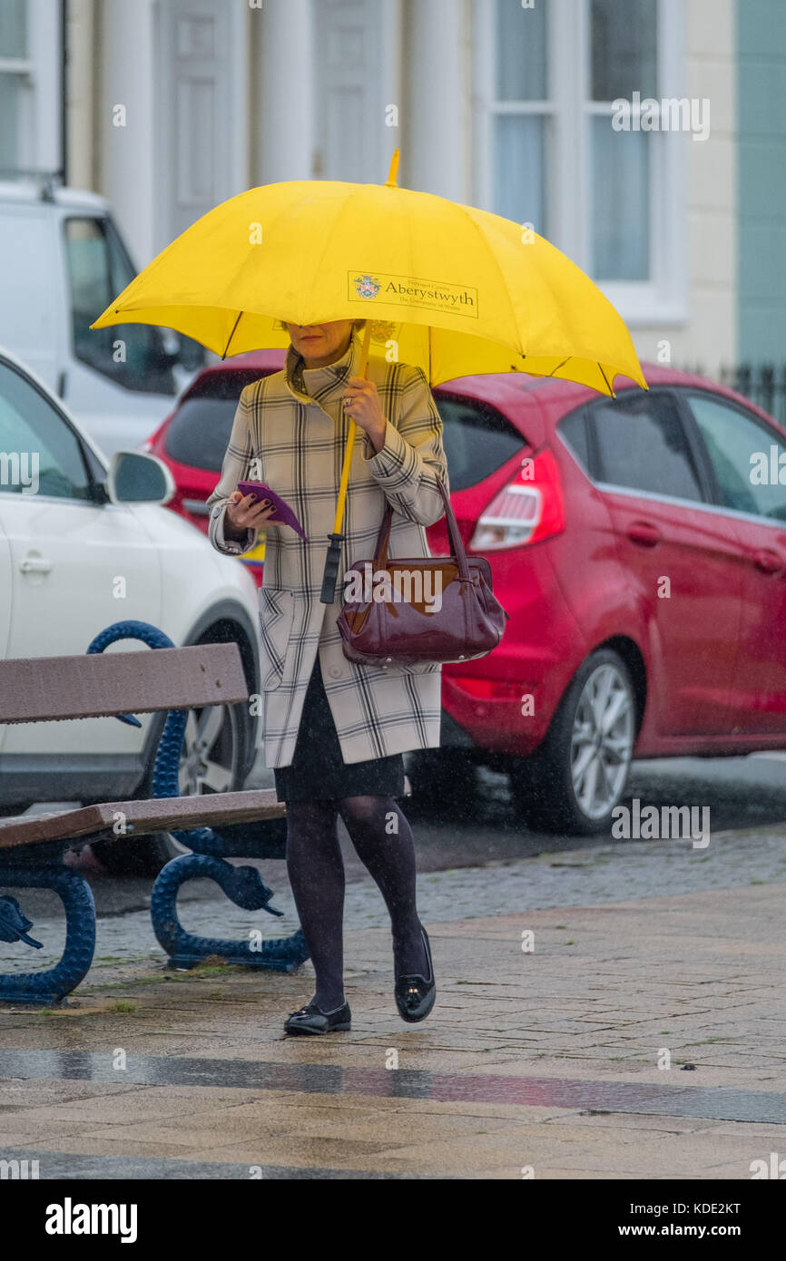 Aberystwyth Wales UK, Venerdì 13 Ottobre 2017 UK tempo: Sfortunato per alcuni , Venerdì il 13th è un giorno coperto, bagnato e ventoso in Aberystwyth Wales. Il tempo è previsto per migliorare nel corso del fine settimana, con un pennacchio di aria calda che soffia dal continente, con una possibilità di temperature nei bassi 20 ° celsius in parti del sud e sud mangia dell'Inghilterra Foto © Keith Morris / Alamy Live News Foto Stock