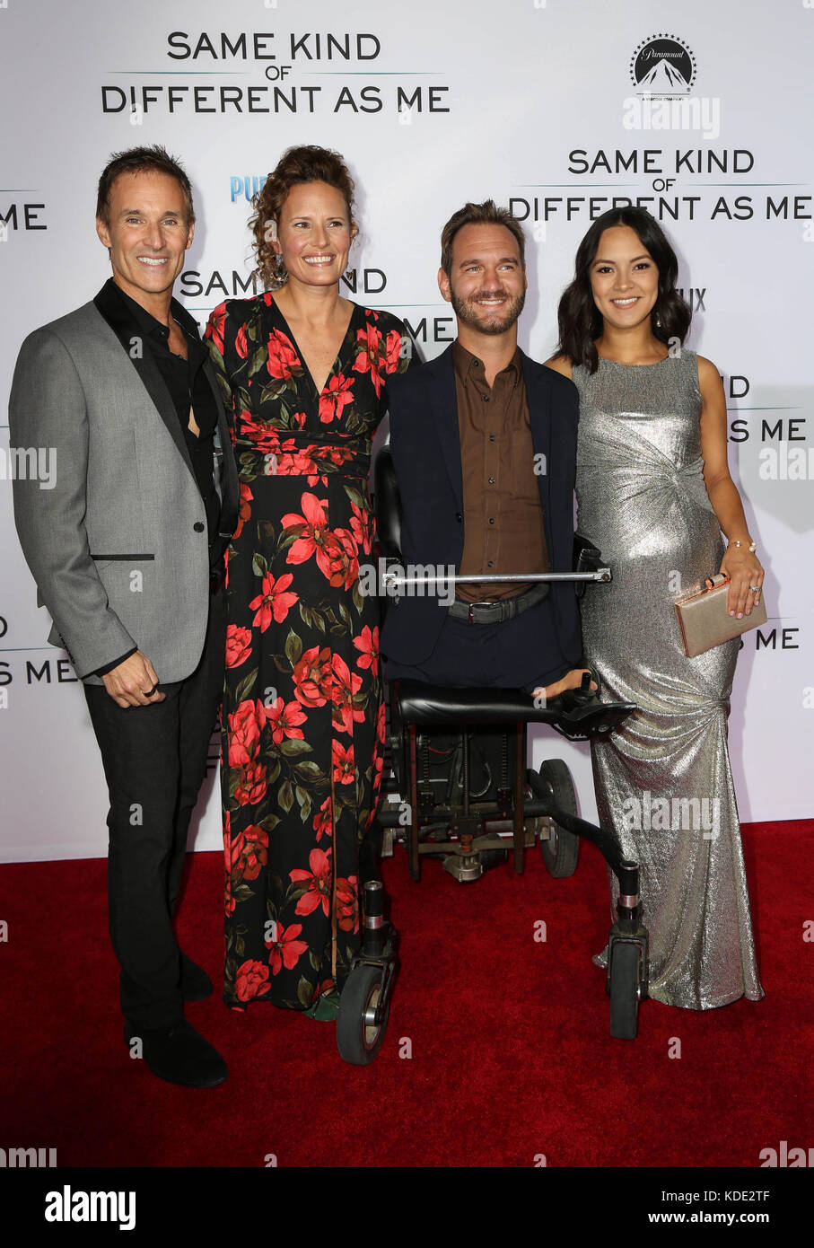 Westwood, Ca. 12th ottobre 2017. Nick Vujicic e sua moglie Kanae Miyahara, in occasione della prima edizione Di Paramount Pictures E di pure Flix Entertainment, "Same Kind Of Different As Me", presso il Westwood Village Theatre di Westwood, California, il 12 ottobre 2017. Credito: Faye Sadou/Media Punch/Alamy Live News Foto Stock