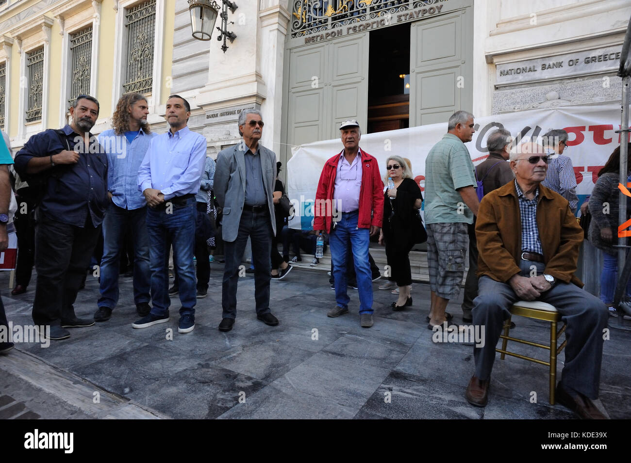 Atene, Grecia, 13 ottobre 2017. I pensionati della Banca nazionale di Grecia protestano al di fuori della sede della banca contro i tagli alle pensioni ad Atene, in Grecia. Crediti: Nicolas Koutsokostas/Alamy Live News. Foto Stock