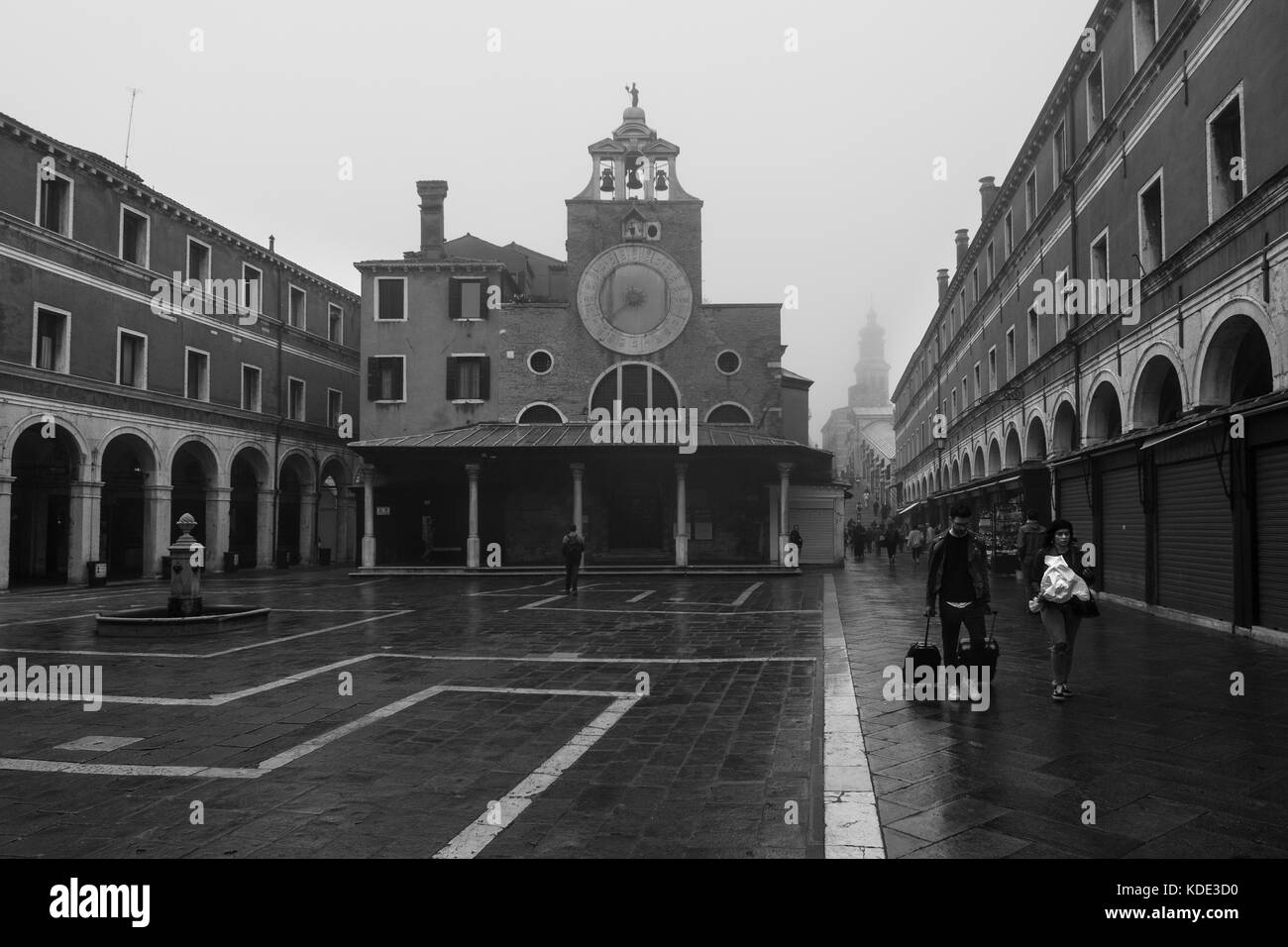 Venezia, Italia. Undicesimo oct, 2017. la gente a piedi sul ponte di rialto durante una mattinata nebbiosa a venezia, Italia. in questo periodo a Venezia si avvia per la prima volta la nebbia di mattina. Credito: simone padovani/risveglio/alamy live news Foto Stock