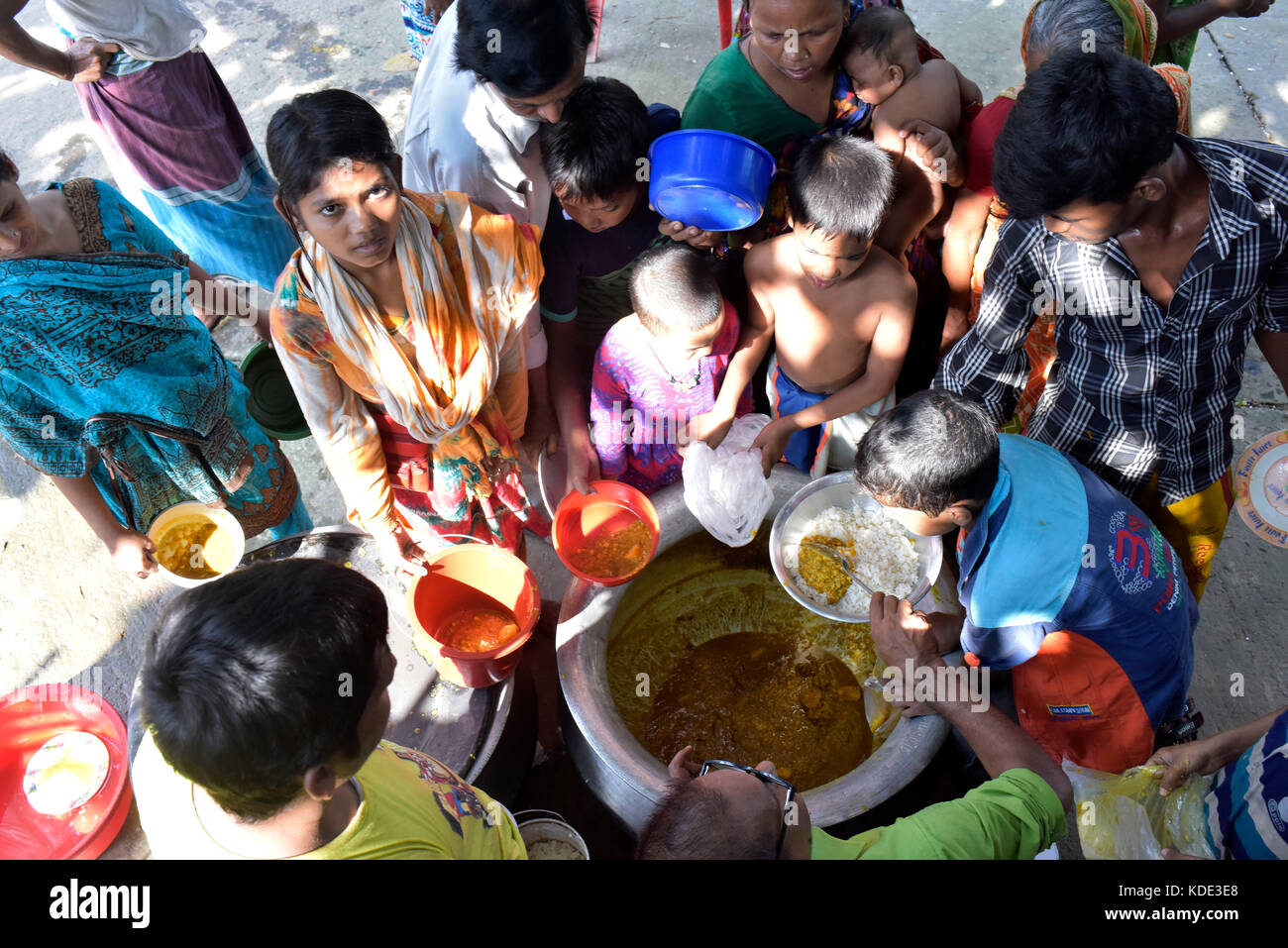 Dacca in Bangladesh. 13 ottobre, 2017. Un uomo del Bangladesh dà cibo gratis per i bambini poveri e le persone al park a Dhaka, nel Bangladesh, 13 ottobre 2017. Credito: sk hasan ali/alamy live news Foto Stock