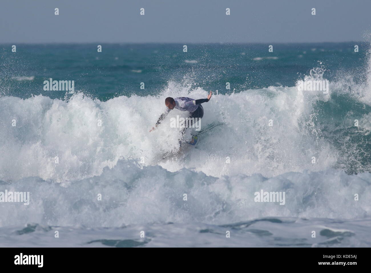 Fistral Beach, Newquay, Cornwall, Regno Unito. 13 ottobre, 2017. Surfers prendere parte nel giorno 1 manche del British Università e College Sports Surf la concorrenza. Numerosi college surfers hanno partecipato all'evento in discrete condizioni atmosferiche. Foto Stock