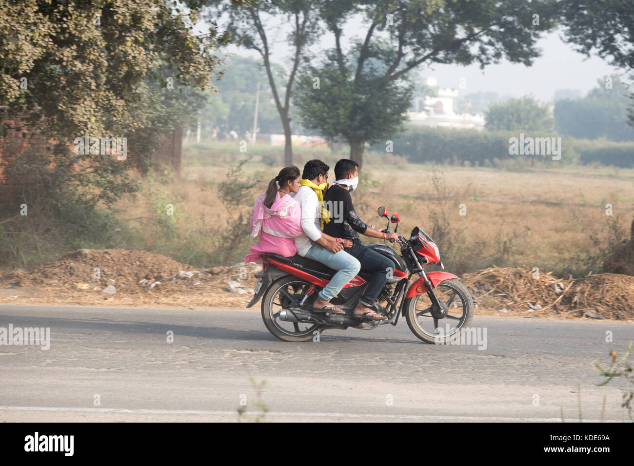 Shankar, panjab, India. Xiii oct, 2017. La vita di strada in shankar, rurale villaggio indiano. persone in treno a scuola e lavoro. gli agricoltori locali prendere le loro merci dal trattore. Alcune persone indossano caschi di protezione in modo che ci sia un alto tasso di infortuni e incidenti credito: wansfordphoto/alamy live news Foto Stock