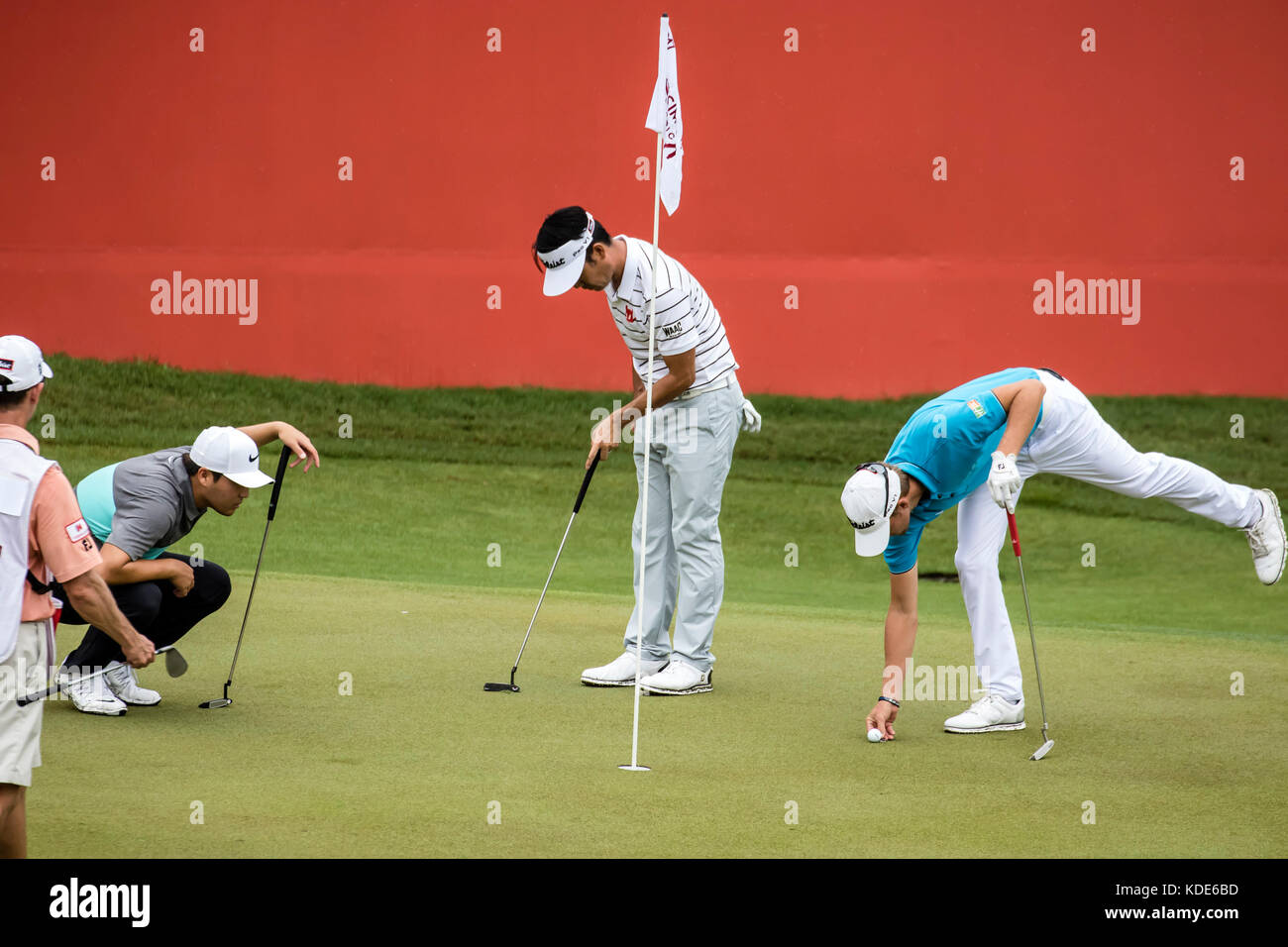Kuala Lumpur, Malesia. 13 ottobre 2017. (R to L) Richy Werenski, Kevin Na e Richard Lee preparano la loro linea di putt al 18° green del torneo di golf PGA CIMB Classic 2017 a Kuala Lumpur, Malesia. © Danny Chan/Alamy Live News. Foto Stock