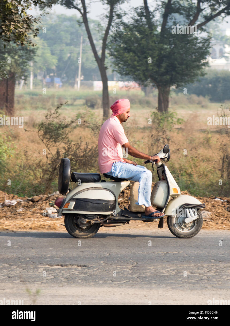 Shankar, panjab, India. Xiii oct, 2017. La vita di strada in shankar, rurale villaggio indiano. persone in treno a scuola e lavoro. gli agricoltori locali prendere le loro merci dal trattore. Alcune persone indossano caschi di protezione in modo che ci sia un alto tasso di infortuni e incidenti credito: wansfordphoto/alamy live news Foto Stock