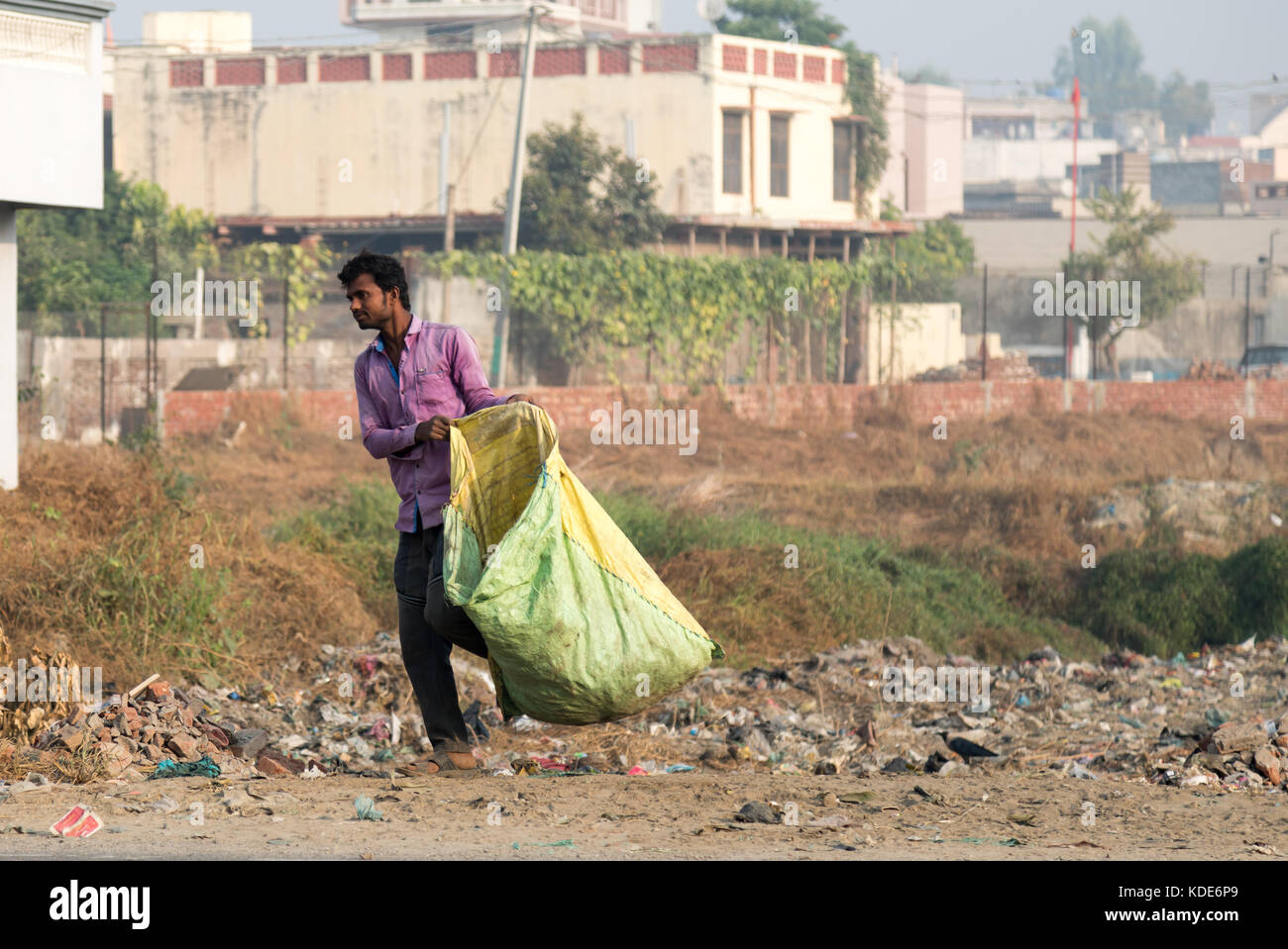 Shankar, panjab, India. Xiii oct, 2017. La vita di strada in shankar, rurale villaggio indiano.man recyclying raccogliendo plastica e vetro dalla strada spazzatura credito: wansfordphoto/alamy live news Foto Stock