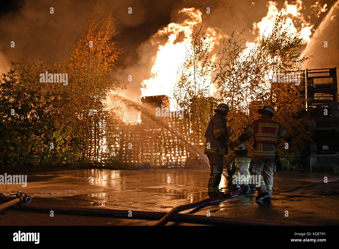 Berlino, Germania. 13 ottobre 2017. I pompieri cercano di controllare un incendio a Alt-Hohenschoenhausen, una parte di Berlino, Germania, 13 ottobre 2017. Sono coinvolti circa 80 pompieri. Crediti: Paul Zinken/dpa/Alamy Live News Foto Stock