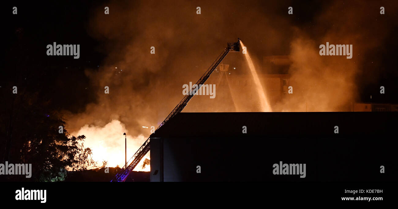 Berlino, Germania. 13 ottobre 2017. I pompieri cercano di controllare un incendio a Alt-Hohenschoenhausen, una parte di Berlino, Germania, 13 ottobre 2017. Sono coinvolti circa 80 pompieri. Crediti: Paul Zinken/dpa/Alamy Live News Foto Stock