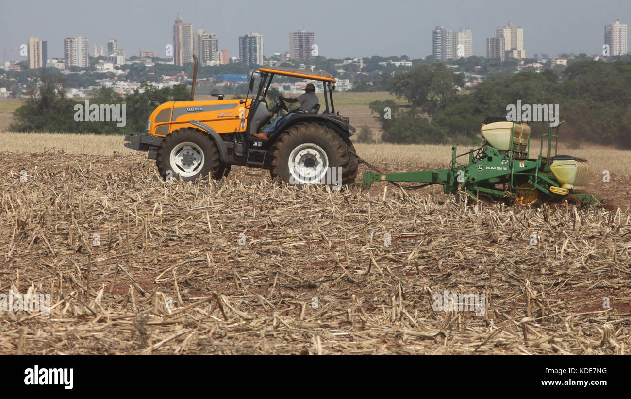 Campo mourão, pr - 13.10.2017: Ritmo seco favorece plantio de soja n. pr - con precipitazioni più atteso per i prossimi giorni, gli agricoltori in campo mourão, nel centro-ovest del Paraná, approfittando del clima secco per accelerare la semina di soia in aziende agricole. in appena una settimana ha piovuto circa 230 mm nel campo mourão. Nella foto, piantatrici seminare i semi di soia sulla proprietà rurale in campo mourão. (Foto: dirceu portogallo/fotoarena) Foto Stock