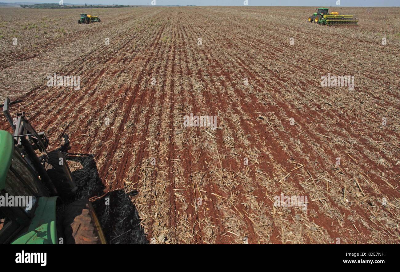 Campo mourão, pr - 13.10.2017: Ritmo seco favorece plantio de soja n. pr - con precipitazioni più atteso per i prossimi giorni, gli agricoltori in campo mourão, nel centro-ovest del Paraná, approfittando del clima secco per accelerare la semina di soia in aziende agricole. in appena una settimana ha piovuto circa 230 mm nel campo mourão. Nella foto, piantatrici seminare i semi di soia sulla proprietà rurale in campo mourão. (Foto: dirceu portogallo/fotoarena) Foto Stock