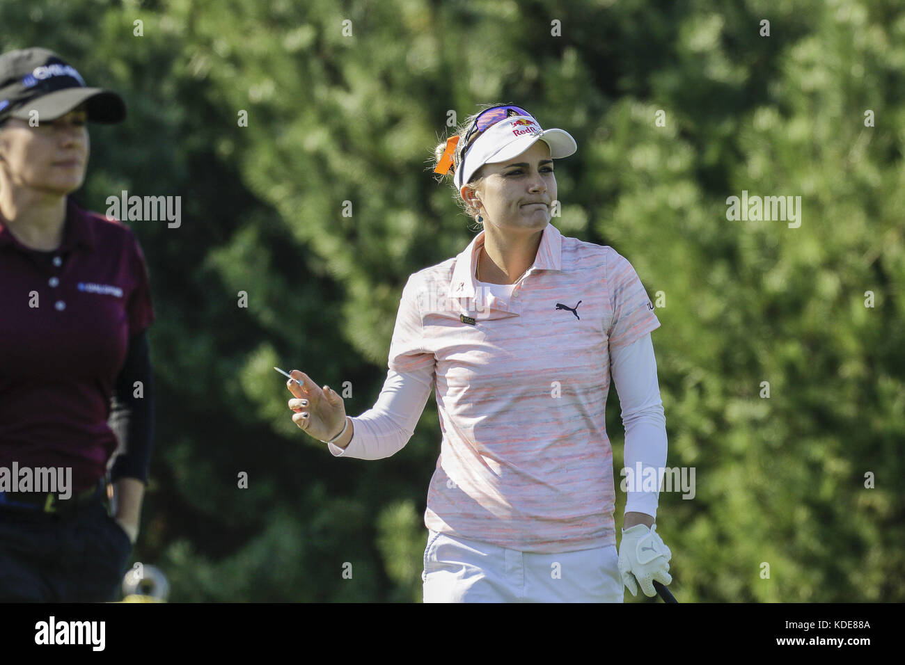 Incheon, Corea del Sud. 13 ottobre 2017. Lexi Thompson of USA si esibisce al secondo tee durante il secondo giorno del campionato KEB HANA BANK LPGA Championship presso lo Sky72 Ocean Golf Range di Incheon, Corea del Sud. Crediti: Ryu Seung il/ZUMA Wire/Alamy Live News Foto Stock