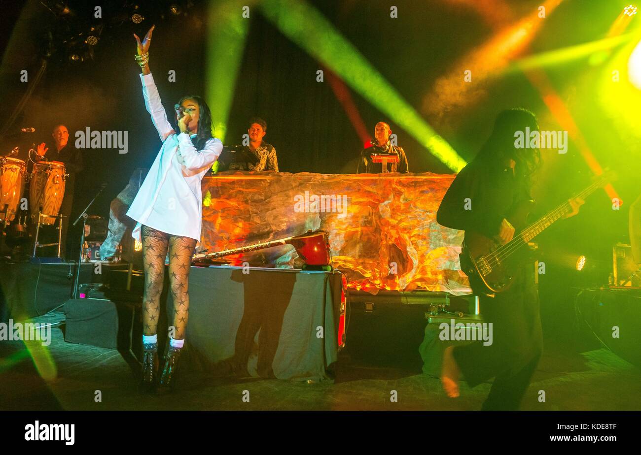 Detroit, MICHIGAN, Stati Uniti. 4 Ott 2017. ERIC HILTON, RACQUEL JONES, ASHISH VYAS e ROB MYERS e ROB GARZA della Thievery Corporation si esibiscono al Fillmore di Detroit, MI. Credit: Alexis Simpson/ZUMA Wire/Alamy Live News Foto Stock