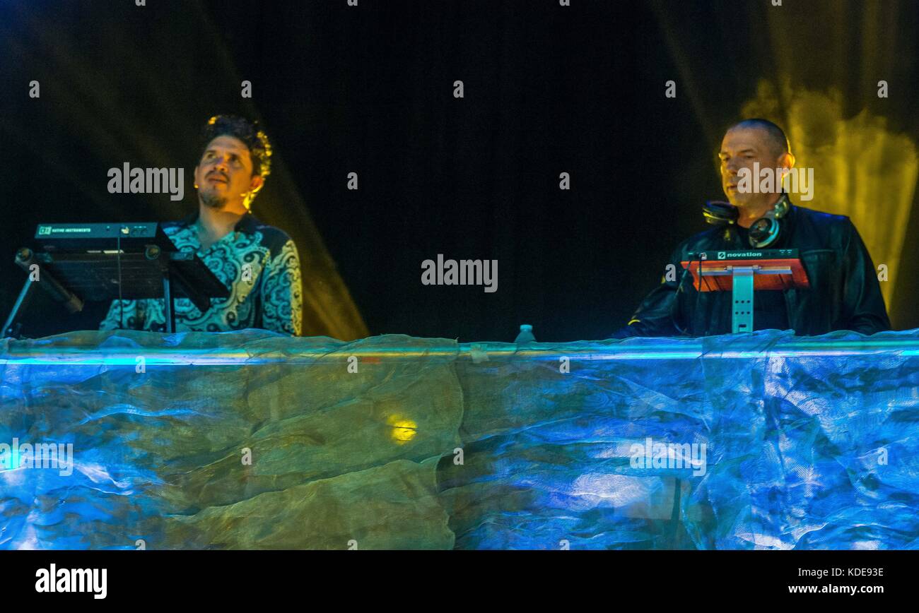 Detroit, MICHIGAN, Stati Uniti. 4 Ott 2017. ERIC HILTON e ROB GARZA della Thievery Corporation si esibiscono al Fillmore di Detroit, MI. Credit: Alexis Simpson/ZUMA Wire/Alamy Live News Foto Stock