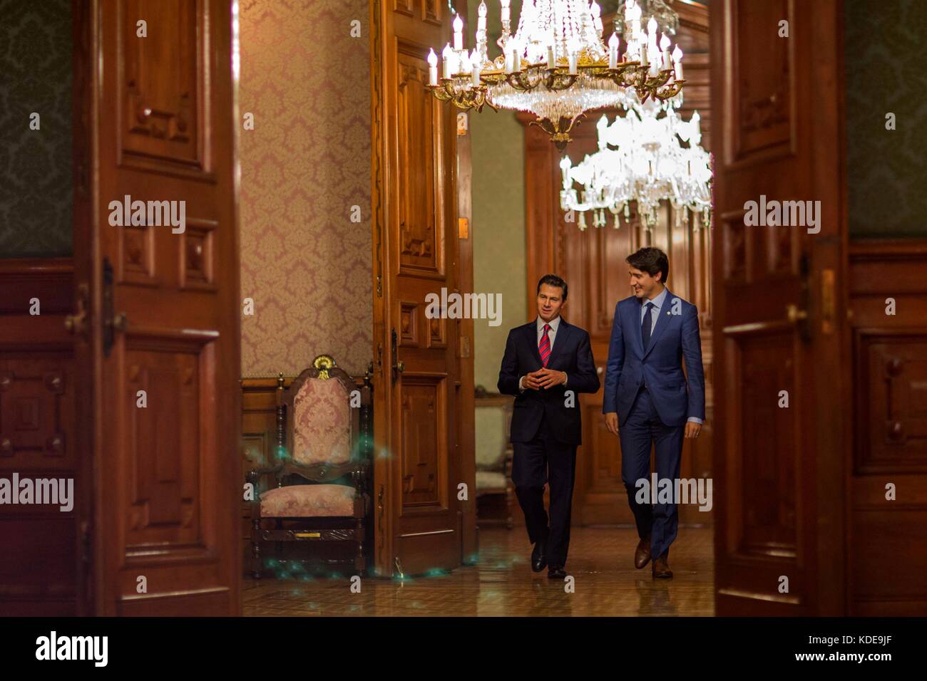 Il primo ministro canadese justin trudeau e il presidente messicano enrique peña nieto camminare insieme a seguito di una riunione bilaterale al Palacio Nacional ottobre 12, 2017 a Città del Messico. (Presidenciamx via planetpix) Foto Stock