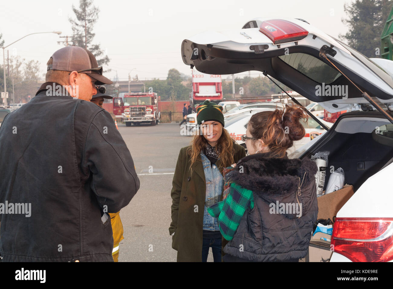 Santa Rosa, California, Stati Uniti d'America. Xiii oct, 2017. saree Robinson e Sarah kennedy, dare il caffè gratuito, donati da harcore espresso in centinaia di vigili del fuoco messa in scena al di fuori della santa rosa fiera. vigile del fuoco da tutta la California e in altri Stati membri continuano a convergere sulla contea di Sonoma area per combattere il fuoco peggiore nella storia della california. Credito: rustin gudim/zuma filo/zumapress.com/alamy live news Foto Stock