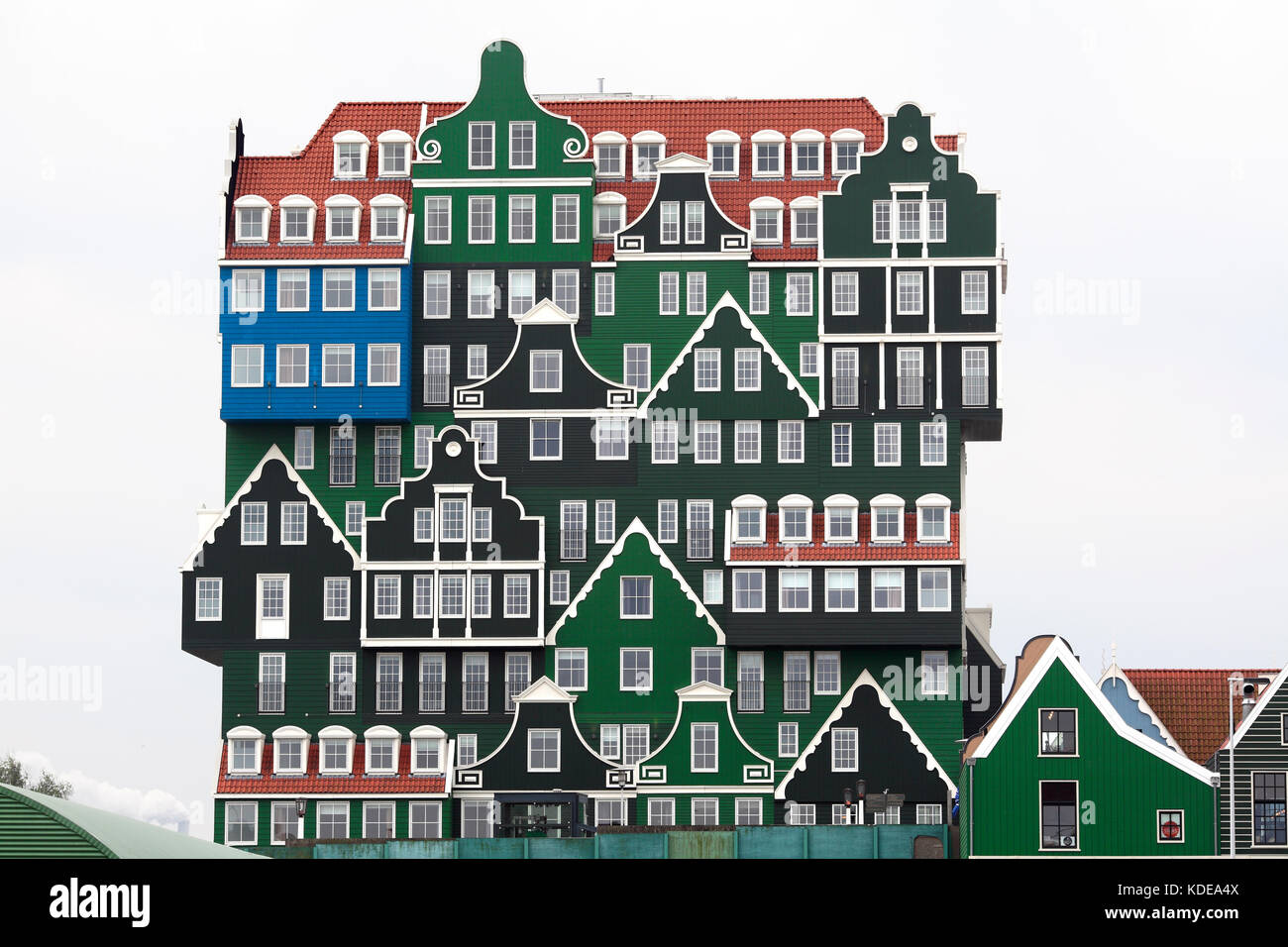 L'Inntel Hotel Zaandam - un eccentrico edificio con facciate in legno progettato per assomigliare ad una pila di case olandesi tradizionali. Zany Zaandam! Foto Stock