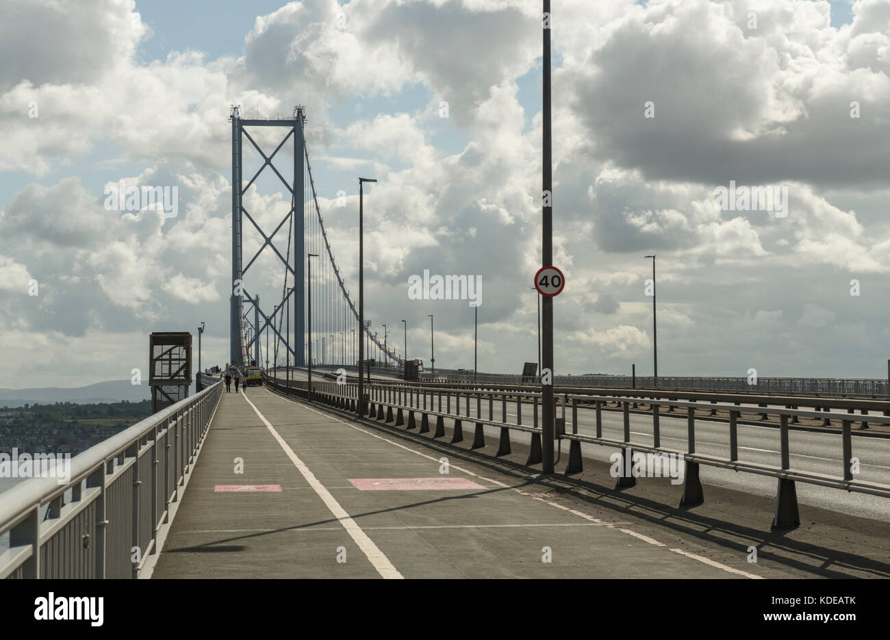 Un deserto Forth Road Bridge, Queensferry, Scotland, Regno Unito Foto Stock