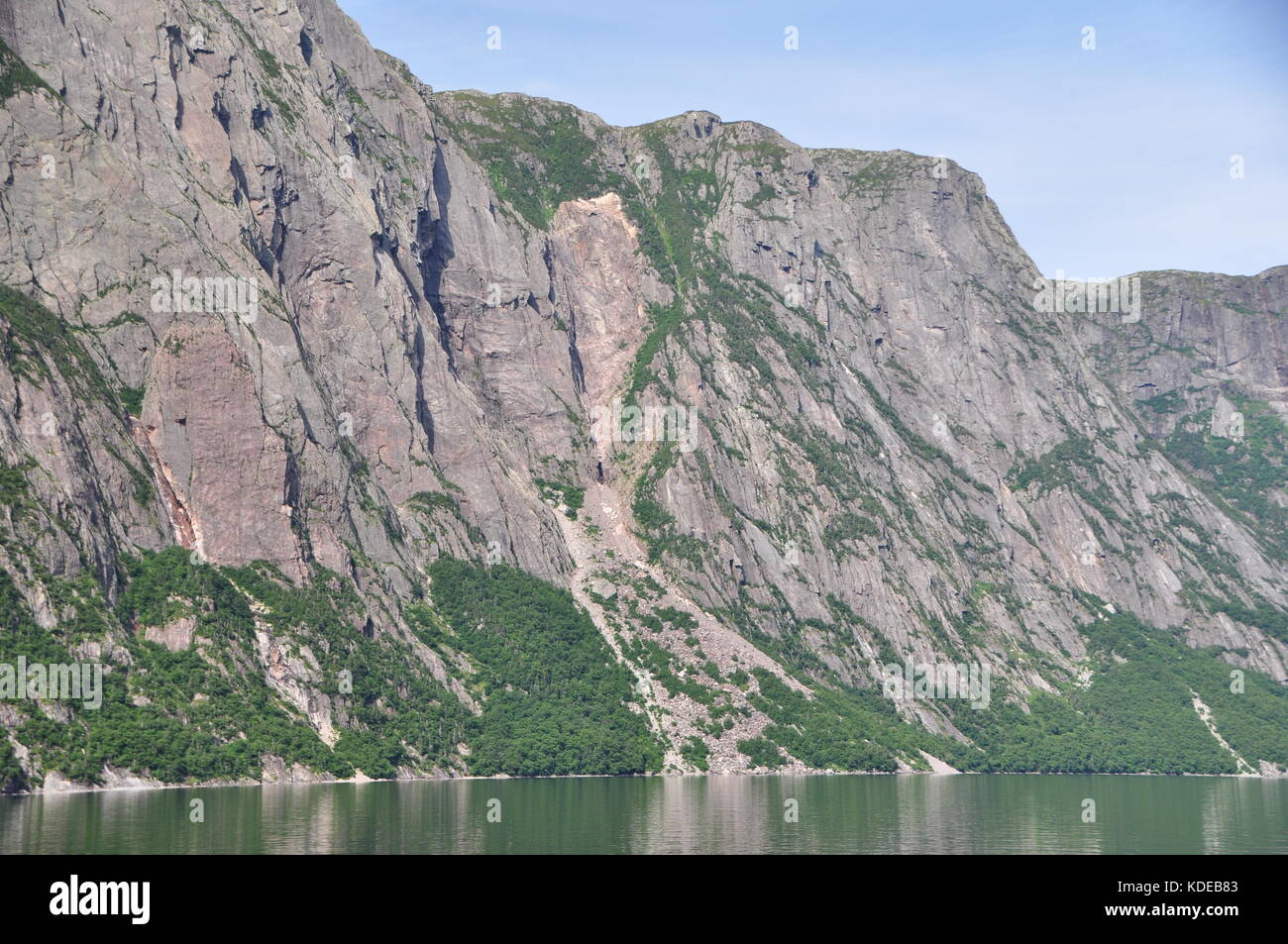 Storico di caduta di roccia lungo le ripide pareti di roccia del Western Brook Pond, un fiordo di acqua dolce nel Parco Nazionale Gros Morne, Terranova, Canada Foto Stock