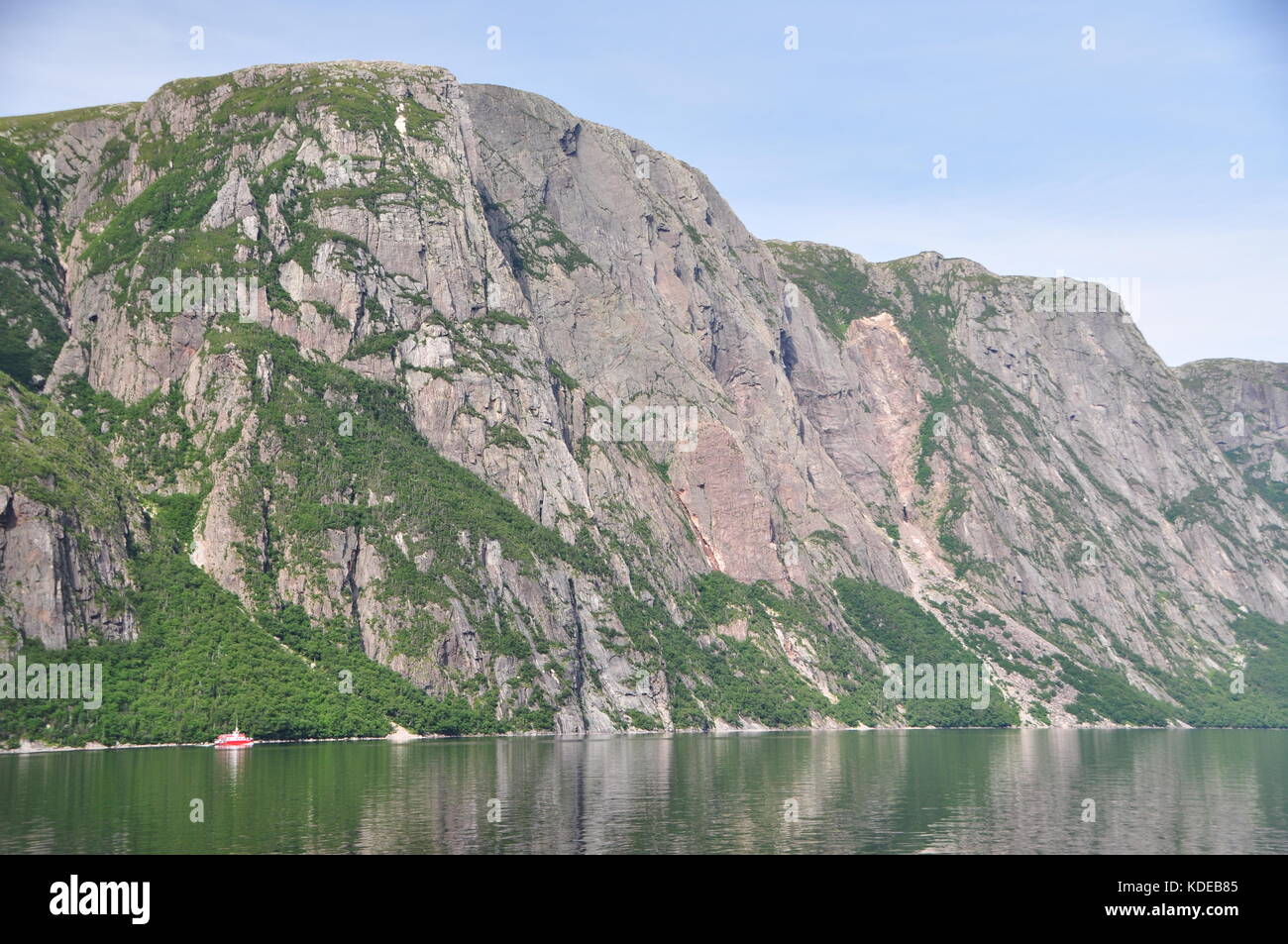 Storico di caduta di roccia lungo le ripide pareti di roccia del Western Brook Pond, un fiordo di acqua dolce nel Parco Nazionale Gros Morne, Terranova, Canada Foto Stock