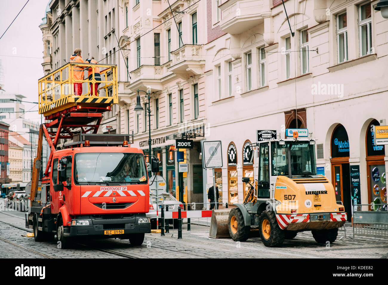 Praga, Repubblica Ceca - 24 settembre 2017: Riparazione di strade con l'uso di attrezzature speciali automobilistiche Foto Stock