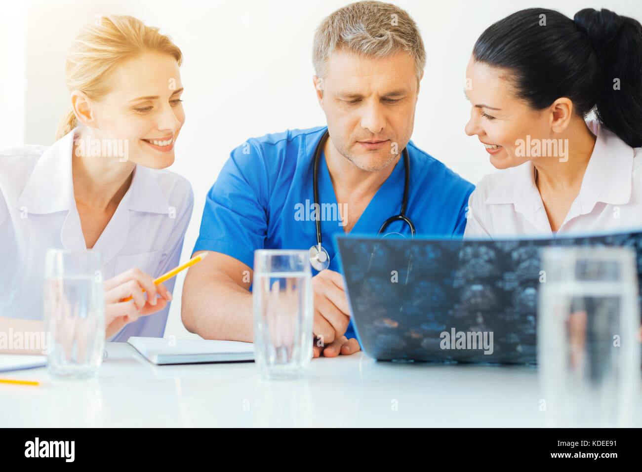 La millenaria i radiologi che lavorano insieme all'ospedale Foto Stock