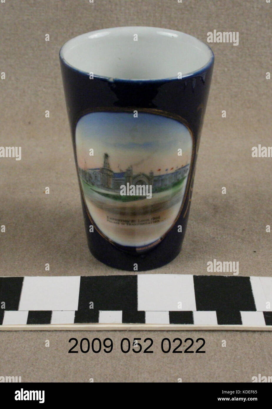 Piccolo blu cobalto Tumbler con trasferimento di colore del palazzo di trasporto Foto Stock